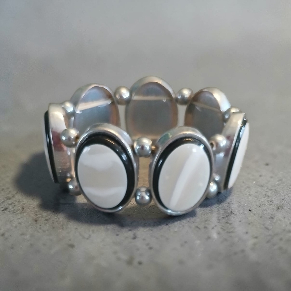 Silver tone Stretch Bracelet with Mother of Pearl cabachon